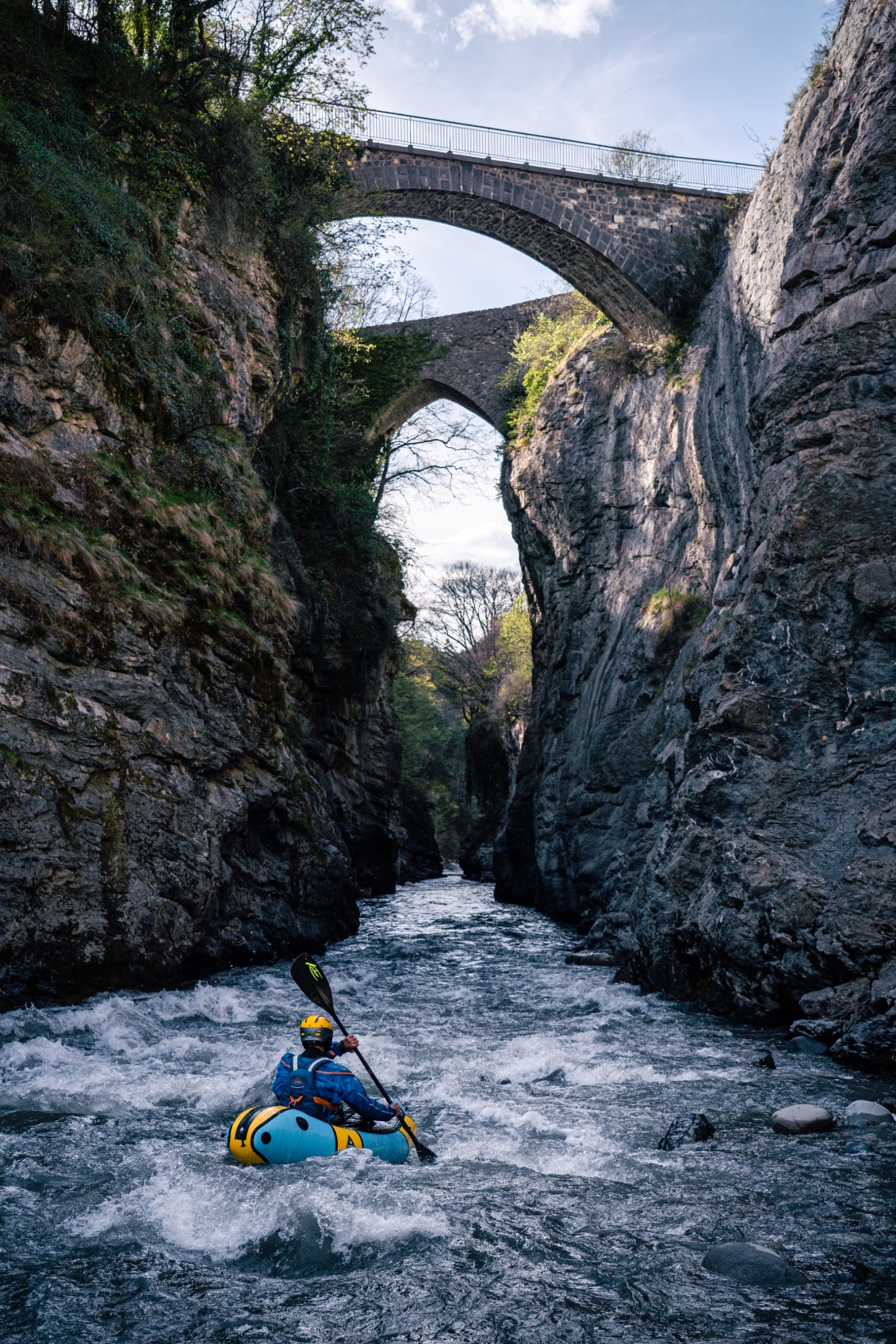 Entrée dans les gorges du Lauzet, rivière Ubaye, classe IV.