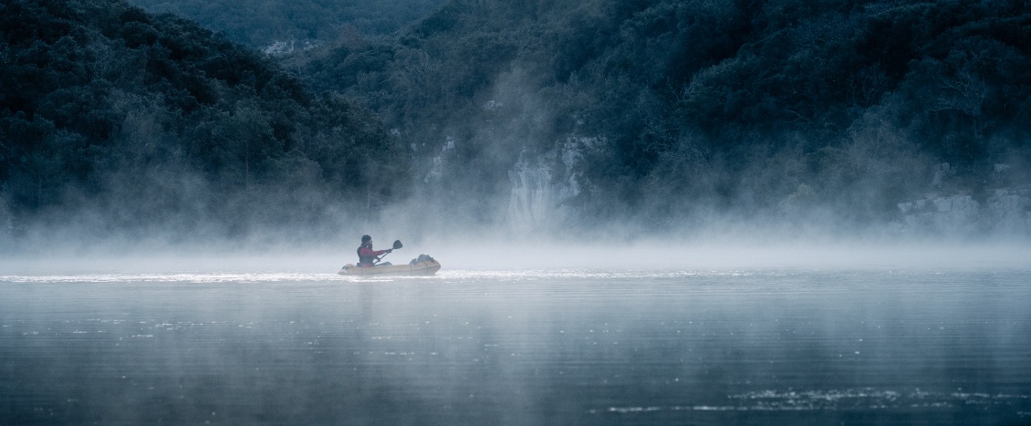 Ambiance mystérieuse à l'aube, lac de Montpezat.