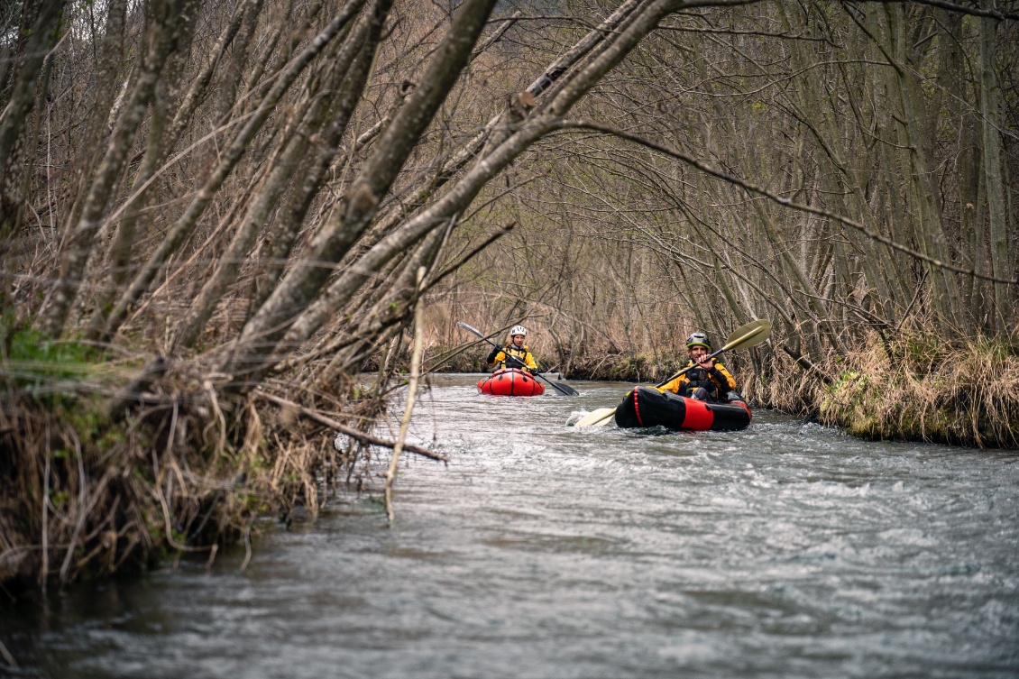 Sur la Durance, en aval du barrage de Serre-Ponçon.