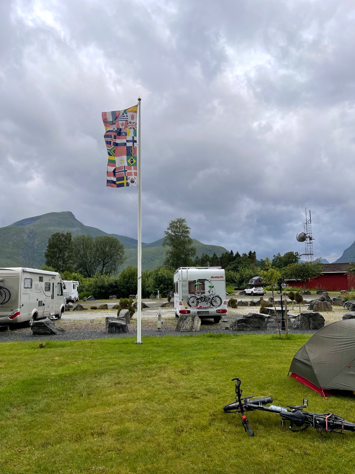 Le camping de Selje et son drapeau contenant tous les drapeaux européens. Quelle belle idée !