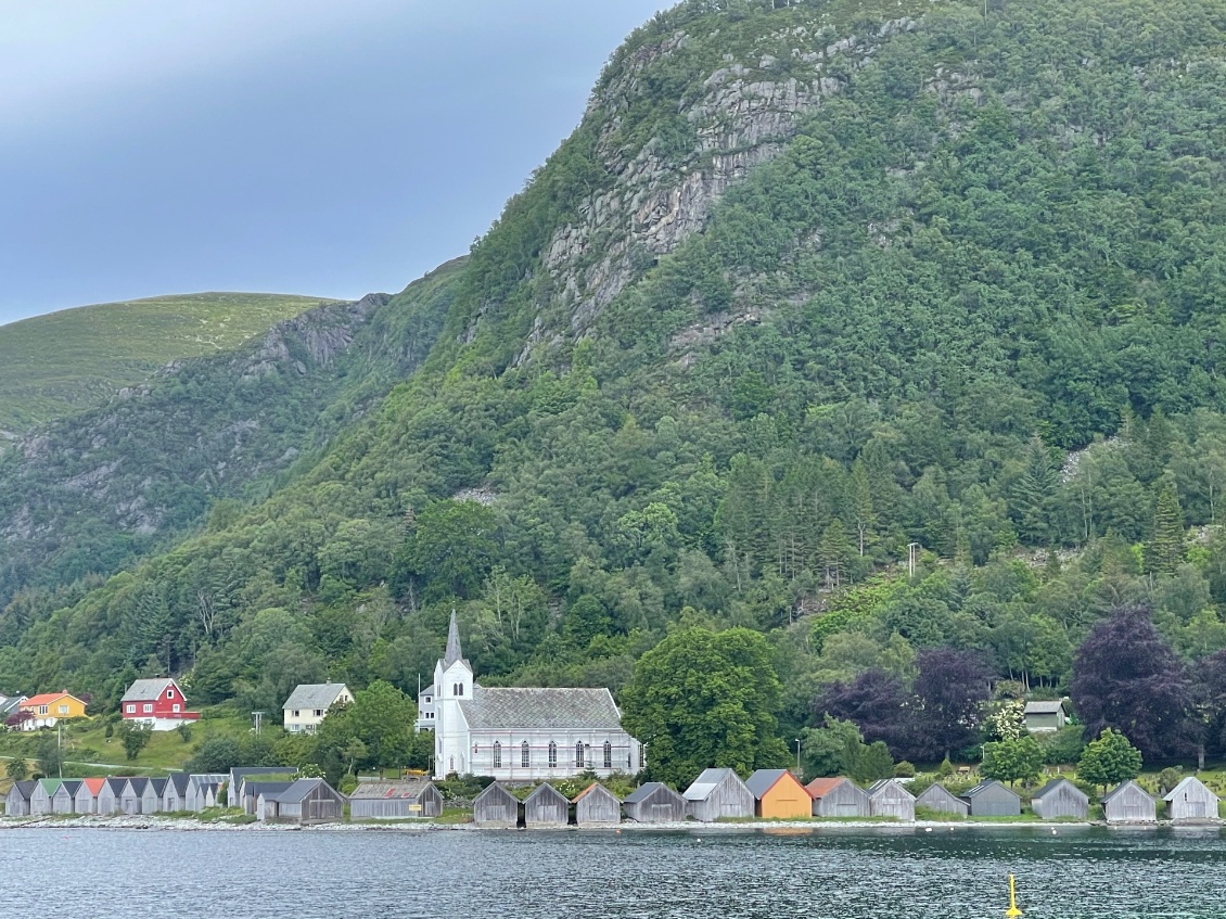 L’église et ses cabanes à bateaux