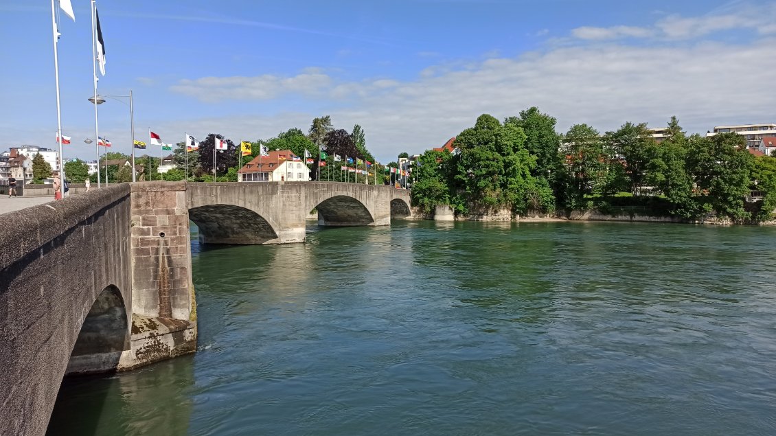 J1. Le Rhin. Je suis côté Suisse, de l'autre côté l'Allemagne.