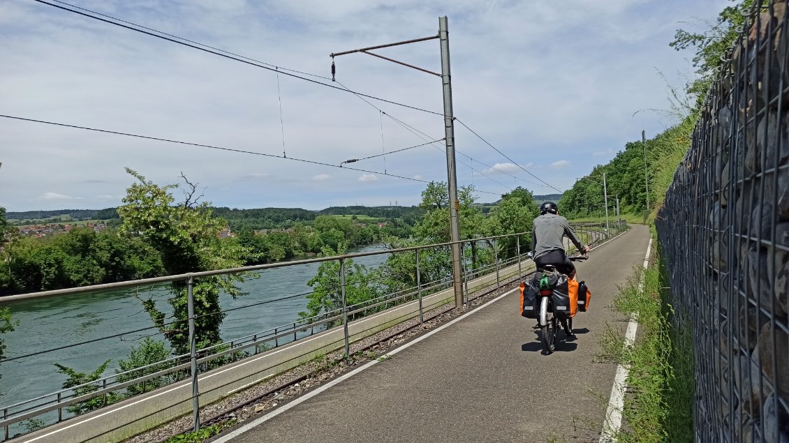 J1. Moins champêtre mais non dénué de charme pour autant, la piste cyclable domine le Rhin en longeant une voie ferrée et une route pas trop circulée.