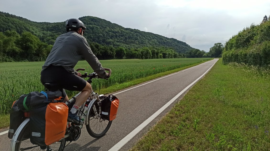 J2. La véloroute aussi belle soit-elle, et agréable car hors circulation, elle peut parfois avoir un côté monotone.