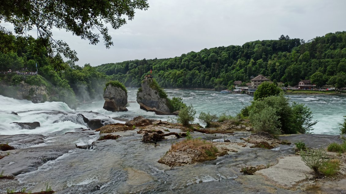 J2. Vue en haut de la cascade.