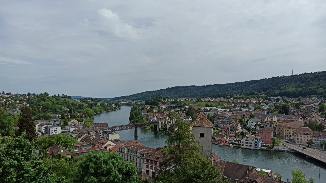 J2. Vue sur le Rhin qui traverse Schaffhouse.