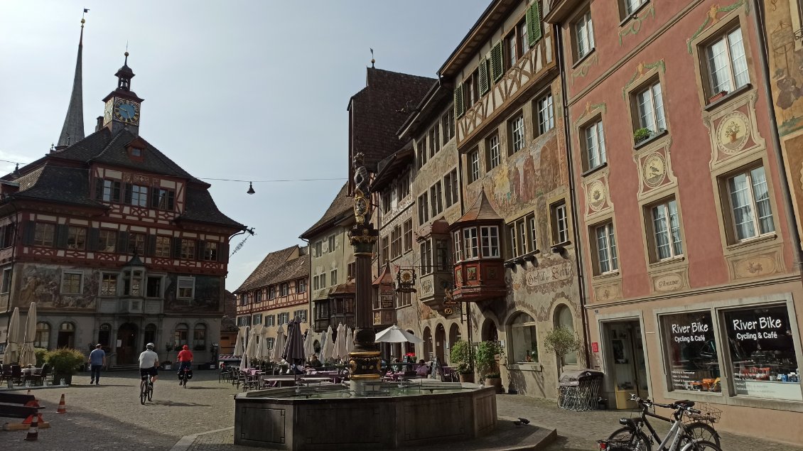 J3. Stein-am-Rhein est une des vieilles villes suisses les plus belles et les mieux préservées. La boutique de vélo est fermée, dommage Pégase continue à gémir à chaque tour de pédalier.
