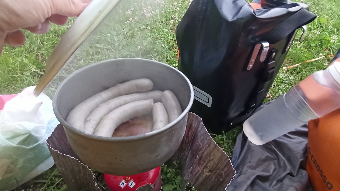 J3. Et le soir c'est à nouveau orage, donc après la tempête c'est 5 saucisses grillées achetées le matin à la ferme BIO. Miam miam...