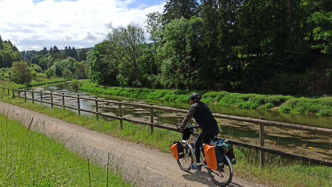 J5. Faire des photos avec un trépied ça intrigue. Ici c'est un allemand du coin qui m'a interpellé. Il était en chemin pour acheter 2 ânes pour un ami et était heureux de parler français. Les rencontres à vélo sont quotidiennes.