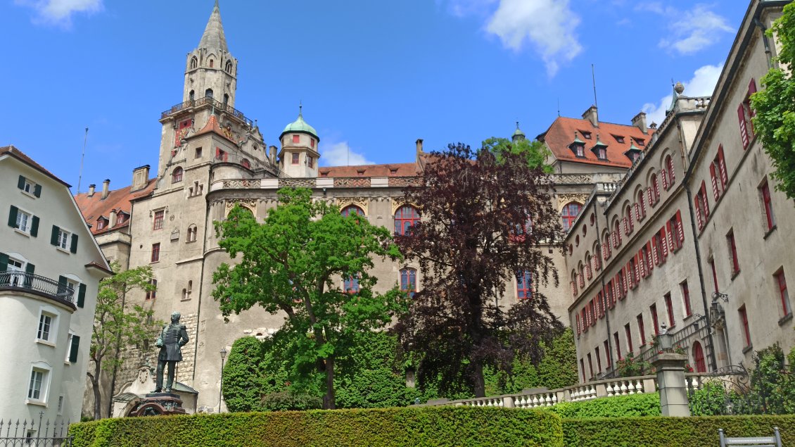 J5. Le château de Sigmaringen. Le régime de Vichy y était en exil y compris Pétain, ses ministres, et une troupe mélicienne. J'ai découvert cette singularité de l'histoire française par hasard en cherchant des infos sur le château dans Wikipédia. Vous pouvez y jeter un coup-d'oeil c'est passionnant.