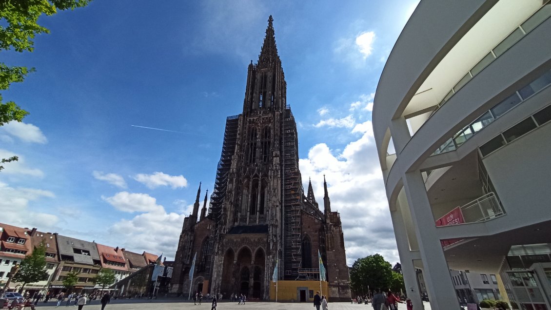 J7. L'église principale d'Ulm détient la plus haute flèche d’église du monde (161,53m), talonnée par la cathédrale de Cologne (157,38m), et par la cathédrale de Rouen (151m).