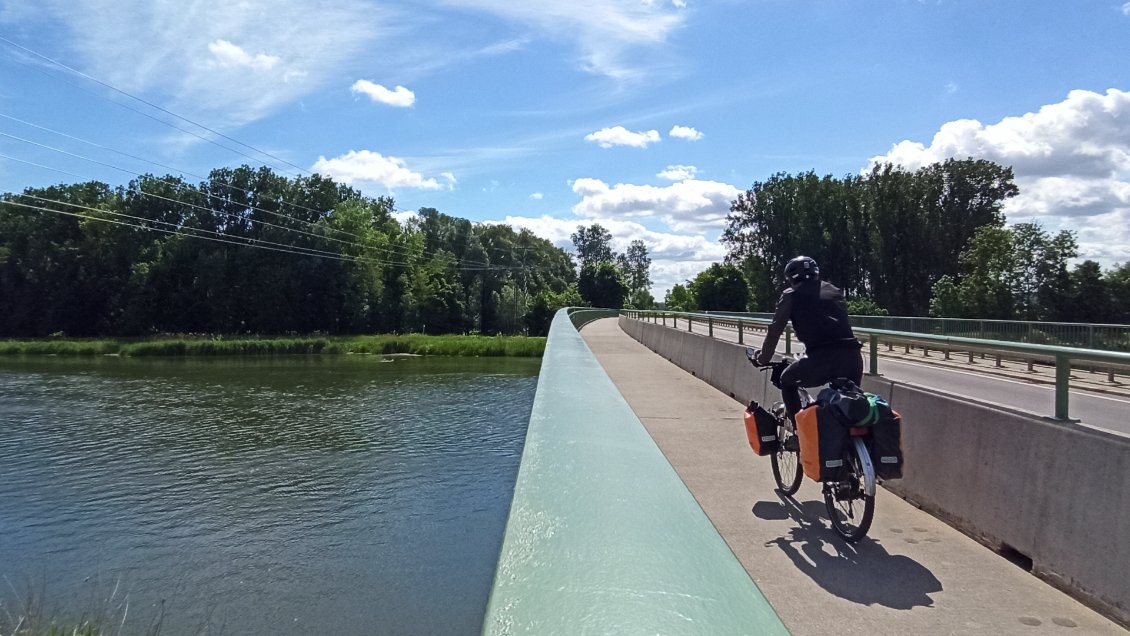 J8. Cet itinéraire c'est aussi l'occasion de franchir à nouveau le Danube en toute quiétude.