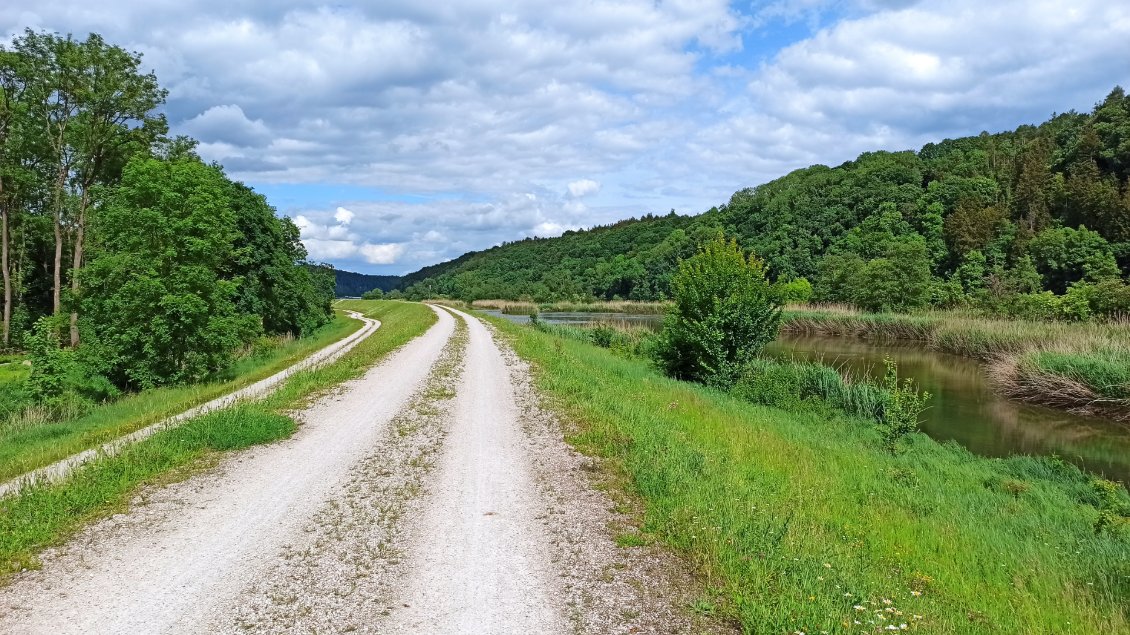 J8. Je roule souvent sur des digues comme celles-ci destinées à contenir le Danube en cas de crue.