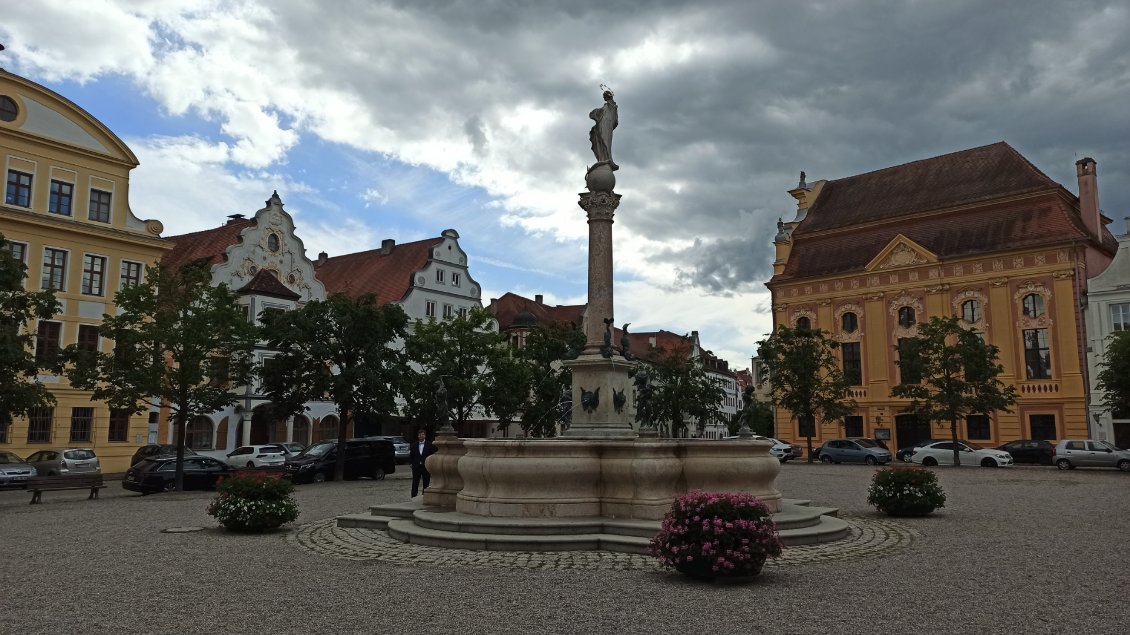 J8. Neuburg-sur-le-Danube. La place principale de l'hotel-de-ville.