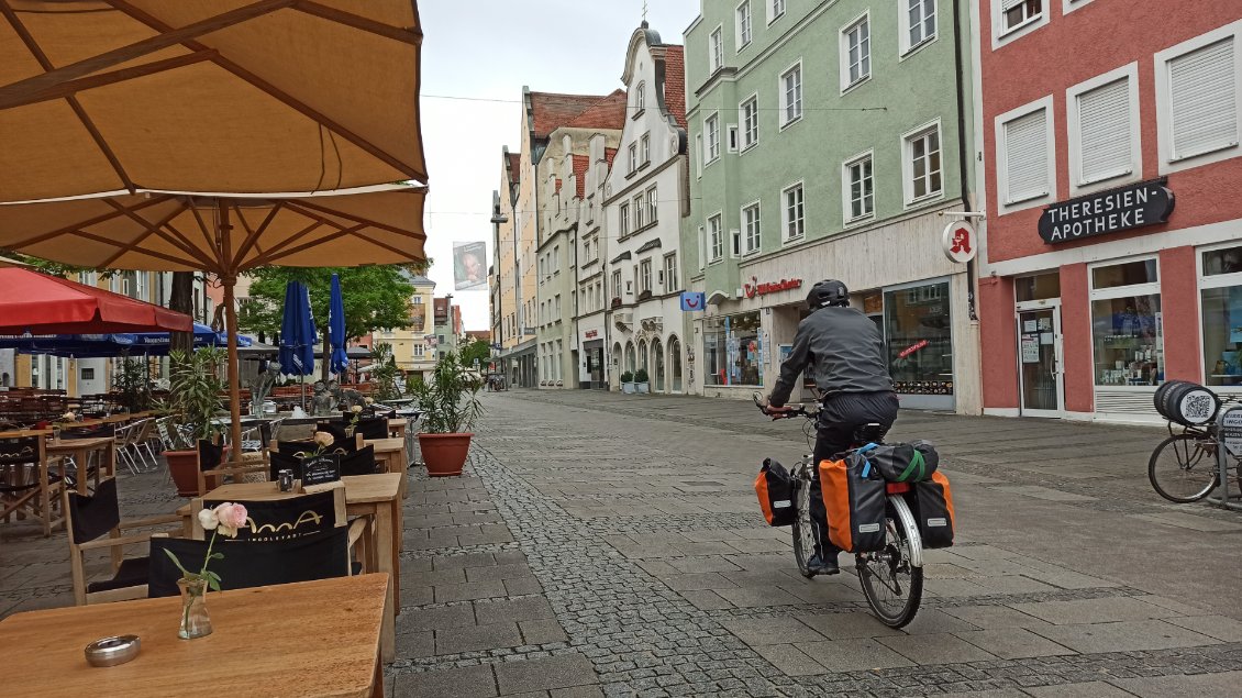 J9. En un siècle le contexte a évolué, la preuve je fais du vélo en Allemagne sans passeport, mais la paix en Europe et dans le monde reste fragile. Je savoure pleinement la quiétude du moment dans ces jolies rues aux maisons colorées, véritable cadeau de la vie.