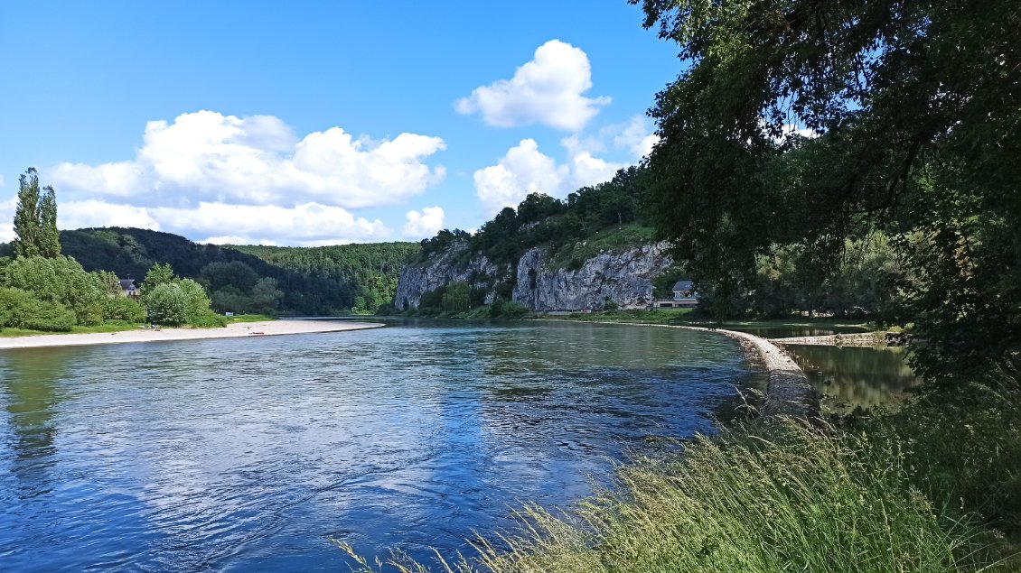 J10. Les grandes plaines du Danube se sont interrompues pour laisser place à des falaises.