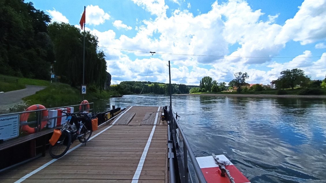 J10. J'opte pour la rive gauche en prenant un bac à 2 euros le passage. Sans moteur, il passe d'une rive à l'autre à l'aide d'un câble passé à bâbord ou à tribord selon la direction souhaitée (chercher bac à traille sur wikipédia).