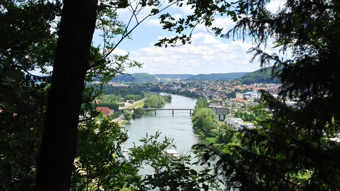 J10. En descendant de la colline, vue sur la ville de Kelheim.