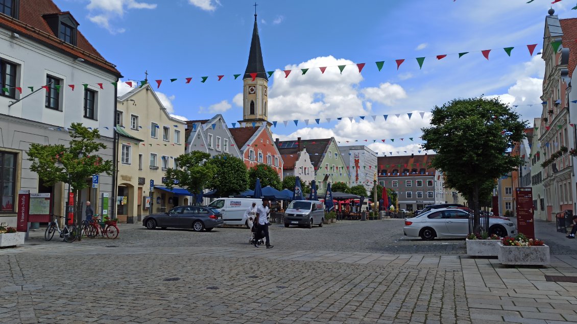 J10. A Kelheim, les villes du sud de l'Allemagne sont toujours aussi jolies avec des maisons colorées.