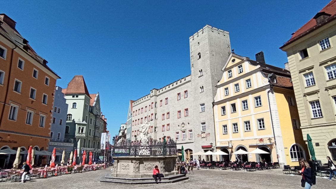 J11. Ratisbonne - Haidplatz. Pour ce 11ème jour mon corps me réclame une pause, la première depuis mon départ. L'occasion de visiter la ville qui a conservé une quantité notable de monuments couvrant deux millénaires, incluant des édifices romains, romans et gothiques.