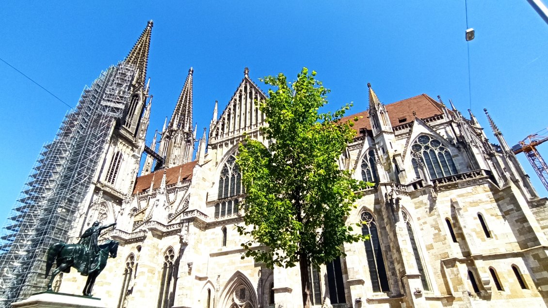 J11. Cathédrale Saint-Pierre de Ratisbone en pleine restauration. Elle est mondialement connue pour son chœur de garçons, créé il y a un millénaire : les Regensburger Domspatzen (en français, les « Moineaux de la cathédrale de Ratisbonne »).