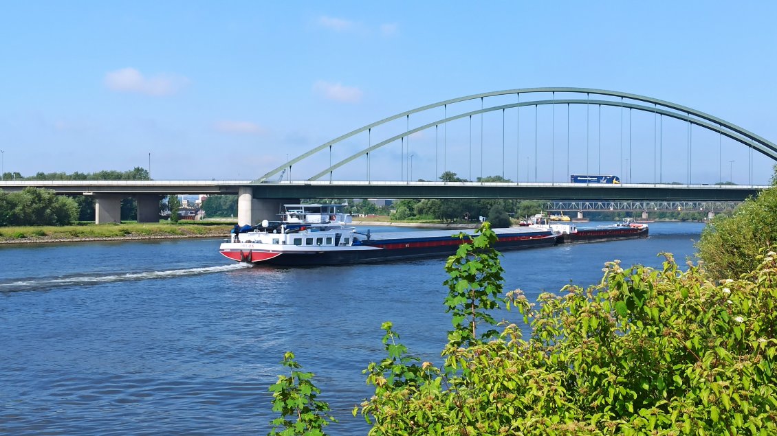 J12. Je reprends le cours de mon voyage. À la sortie de Ratisbonne j'aperçois pour la première fois un monstre d'acier. Il faut dire que le Danube ne cesse de grossir alimenté par ses affluents.