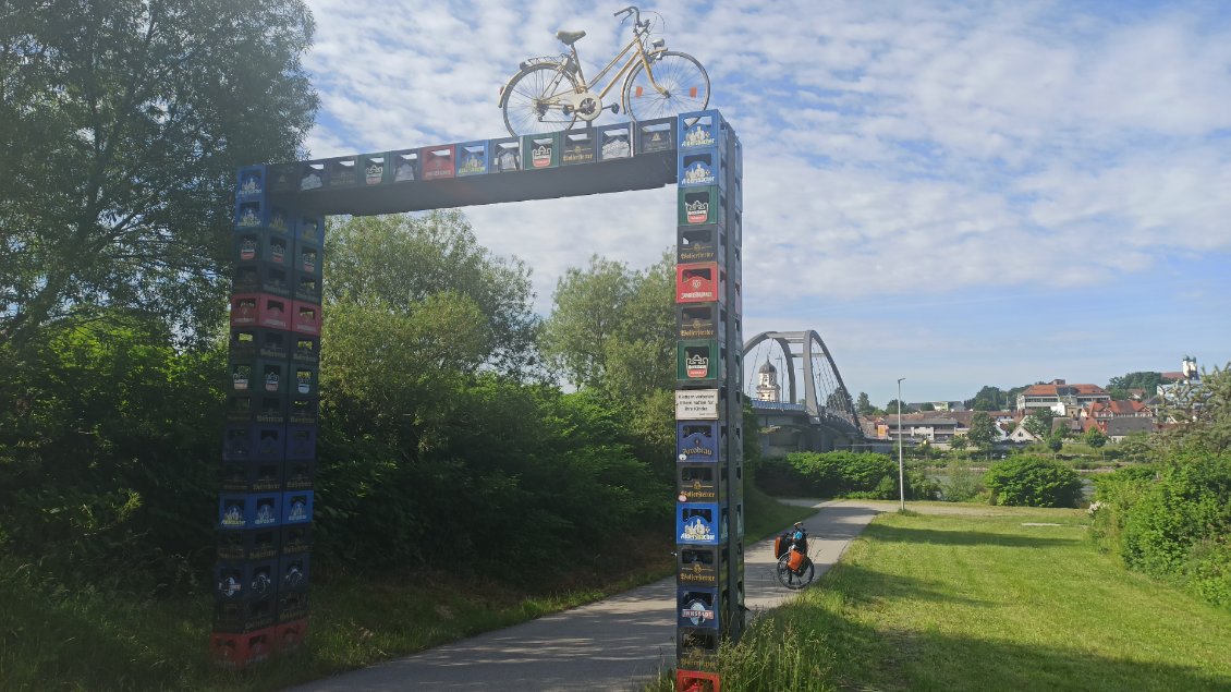 J14. Des caissons de bières et un vélo. Pas de doute, je suis bien sur une véloroute allemande !