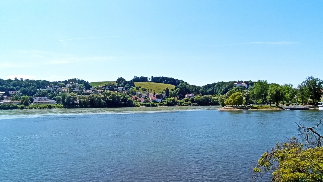 J14. La rencontre du Danube et de l'Inn. On voit distinctement les deux couleurs bleue / verte de l'eau qui finiront par s'homogénéiser dans quelques kilomètres. Phénomène classique que j'ai pu observer sur la Loire.