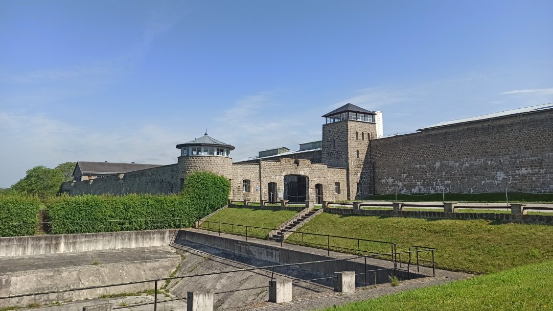 J16. Camp de concentration de Mauthausen. Il a été créé pour exploiter des carrières de granit avec exterminations. Les détenus en file devaient se pousser l'un après l'autre dans le trou de la carrière. Et plein d'autres atrocités.