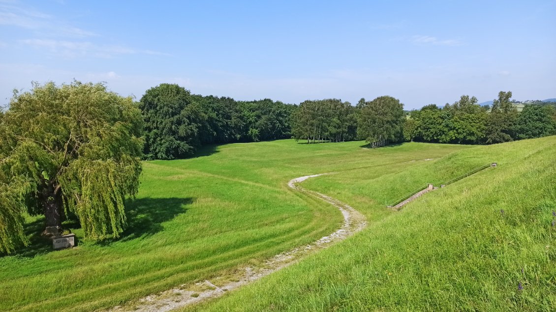 J16. Cette prairie était un lieu de décès massifs des soldats soviétiques et des détenus malades. À côté se tenait un terrain de football où se déroulait les matchs des soldats SS contre des équipes régionales auxquels pouvaient assister la population locale ainsi indirectement témointe des atrocités du "camp sanitaire" (c'était son nom).