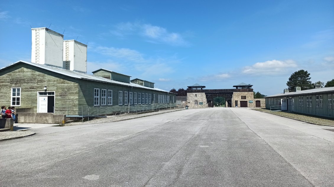 J16. Une baraque était initialement prévue pour 300 détenus, elle en accueillait jusqu'à 2000.