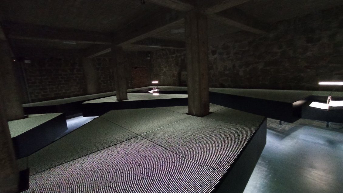 J16. Salle des noms en mémoire des morts. Encore beaucoup à raconter. Vous pouvez télécharger l'application que j'ai utilisée pour la visite "Mauthausen Memorial", c'est en français. Il y a des témoignages c'est bouleversant.