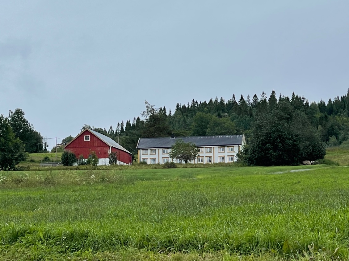 Grande Maison blanche et ferme rouge.