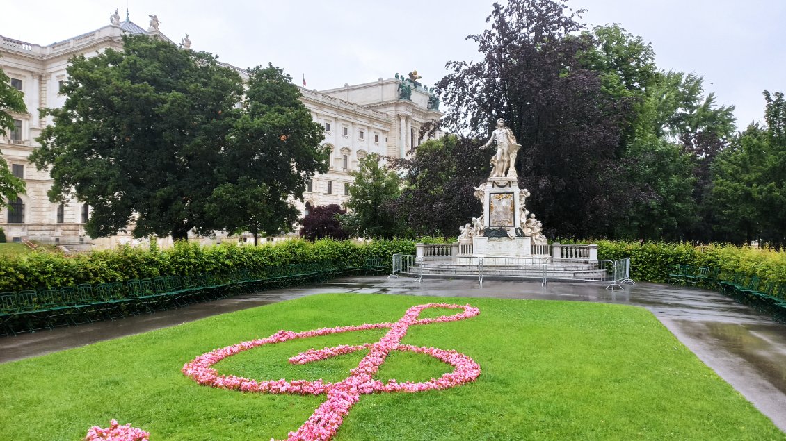 J21. Statut de Mozart dans les jardins (Burggarten), derrière le palais de la Hofburg, ancien palais imperial.