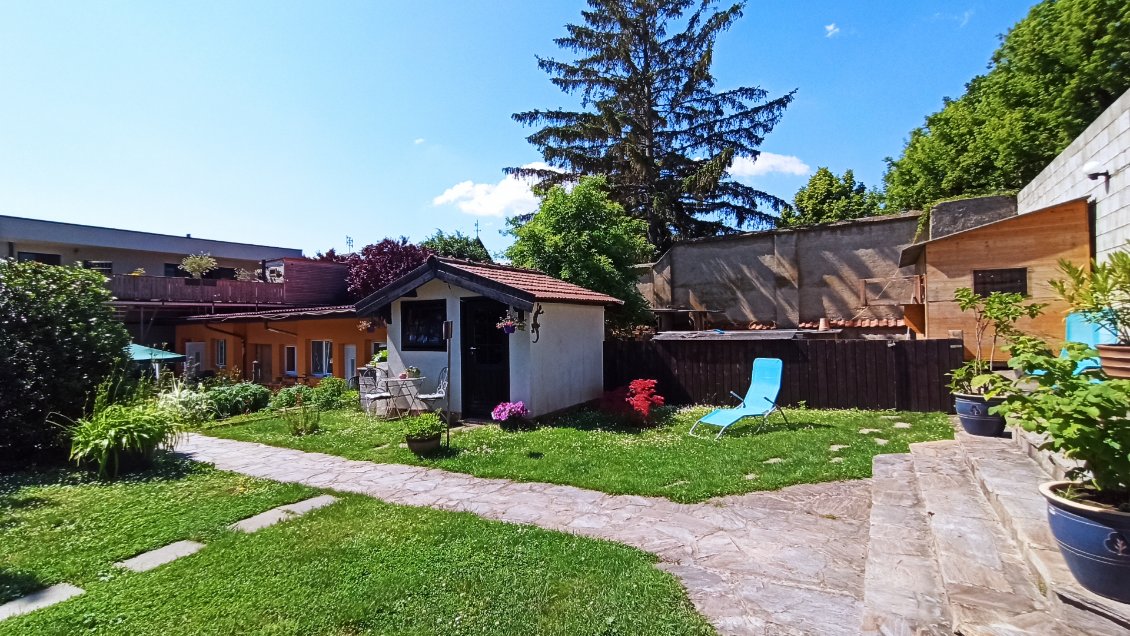 J21. Le jardin est agréable. La cabane c'est la petite cuisine de jardin.