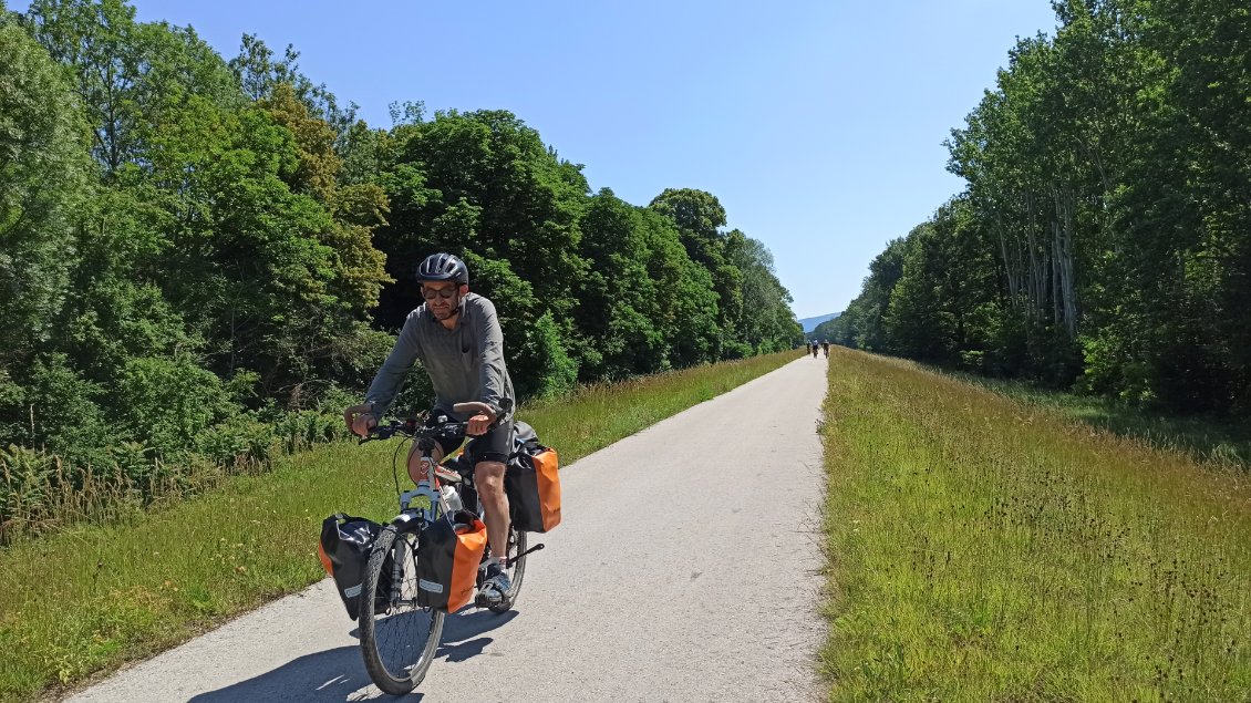 J23. De Vienne à Bratislava. Les capitales autrichienne et slovaque sont éloignées d'environ 80 kilomètres à vélo. Le trajet se fait essentiellement sur digue.