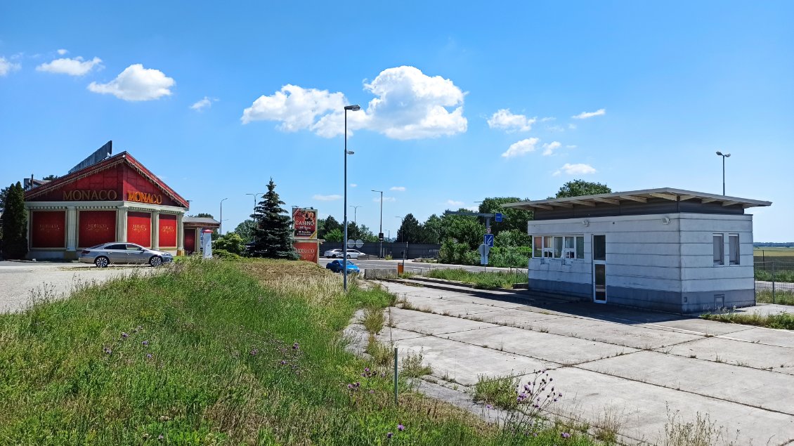 J23. Un autre point de vue de l'ouverture des frontières : le poste frontalier inoccupé, derrière un Casino et 50 mètres plus loin un bar de nuit.