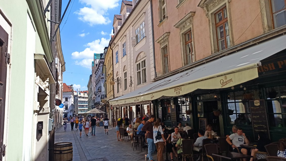 J23. Dans Bratislava il y a plein de petites rues animées comme celle-ci.