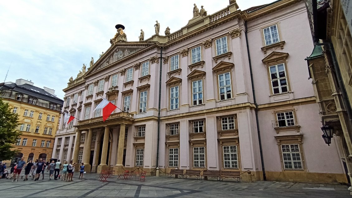 J24. La nouvelle mairie. C'est le palais Primatial où a été signé le traité de Presbourg après la victoire de Napoléon à Austerlitz.