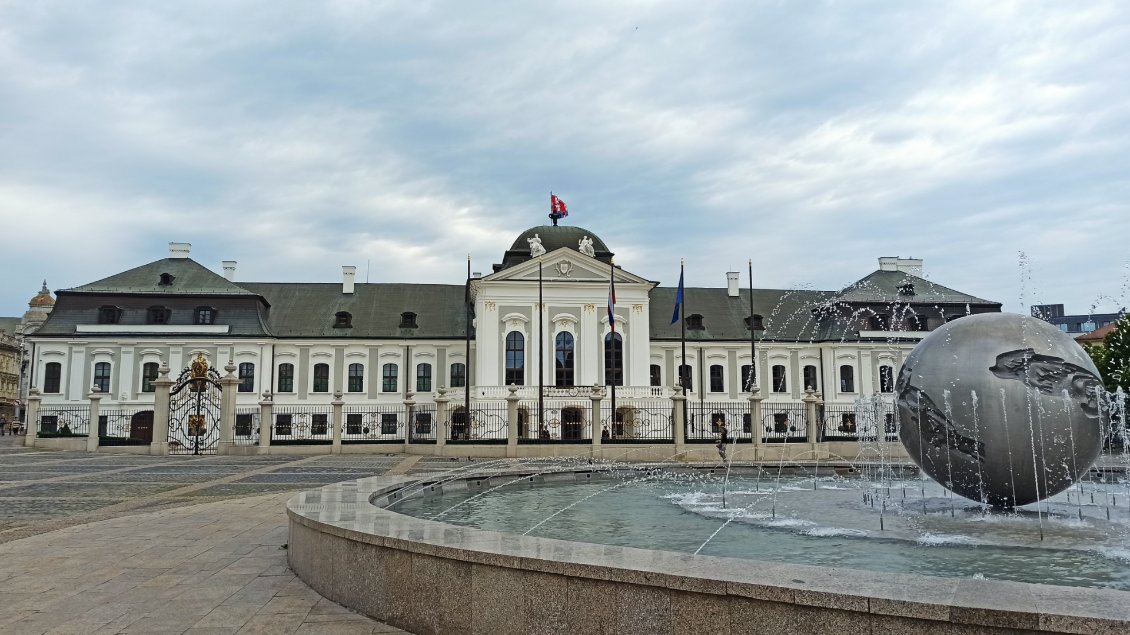 J24. Palais Grassalkovitch. C'est le siège du président de la République Slovaque.