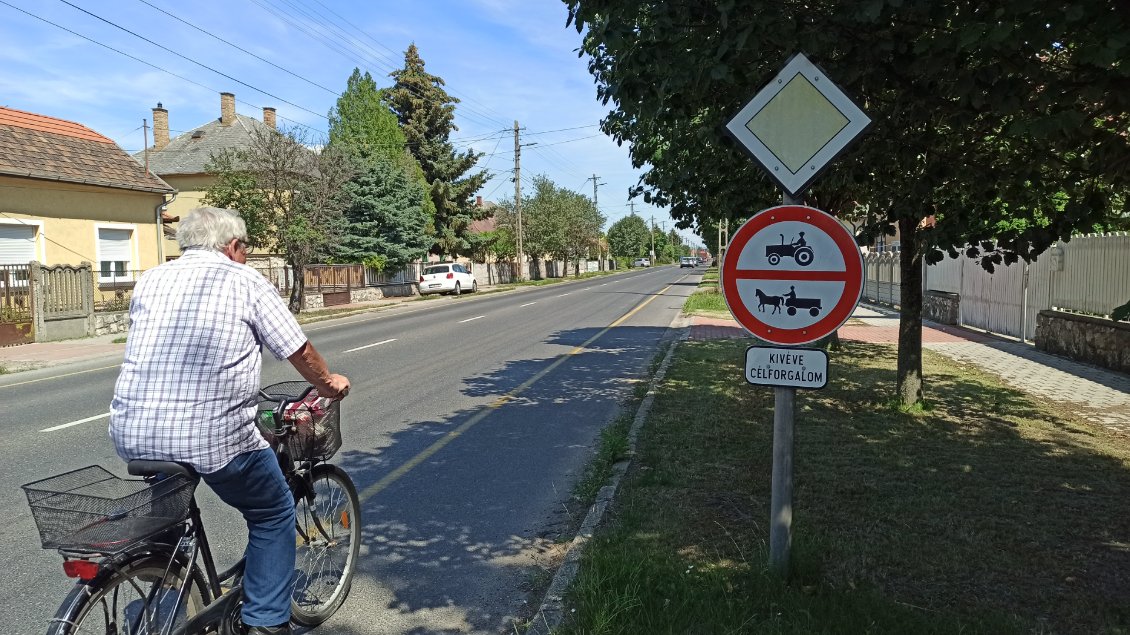J26. La route nationale est interdite aux hippomobiles. Ça se précise, je commence à m'enfoncer dans l'Europe centrale.