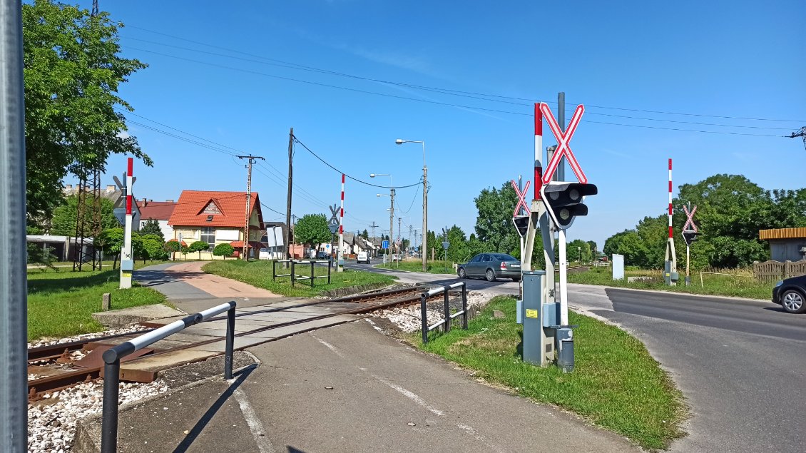 J27. Il y a des passages à niveau un peu partout, sur les grandes routes comme les plus petites.