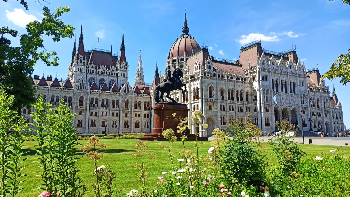 J29. Le parlement de Hongrie. Tout y est : le Président e la République et ses appartements, le Président de la Chambre des députés, l'Assemblée Nationale ainsi que le bureau du Premier ministre.