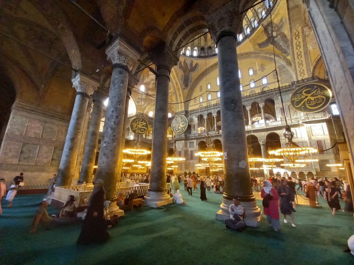 A l'interieur de la superbe mosquee devenue musee, Haya Sofia