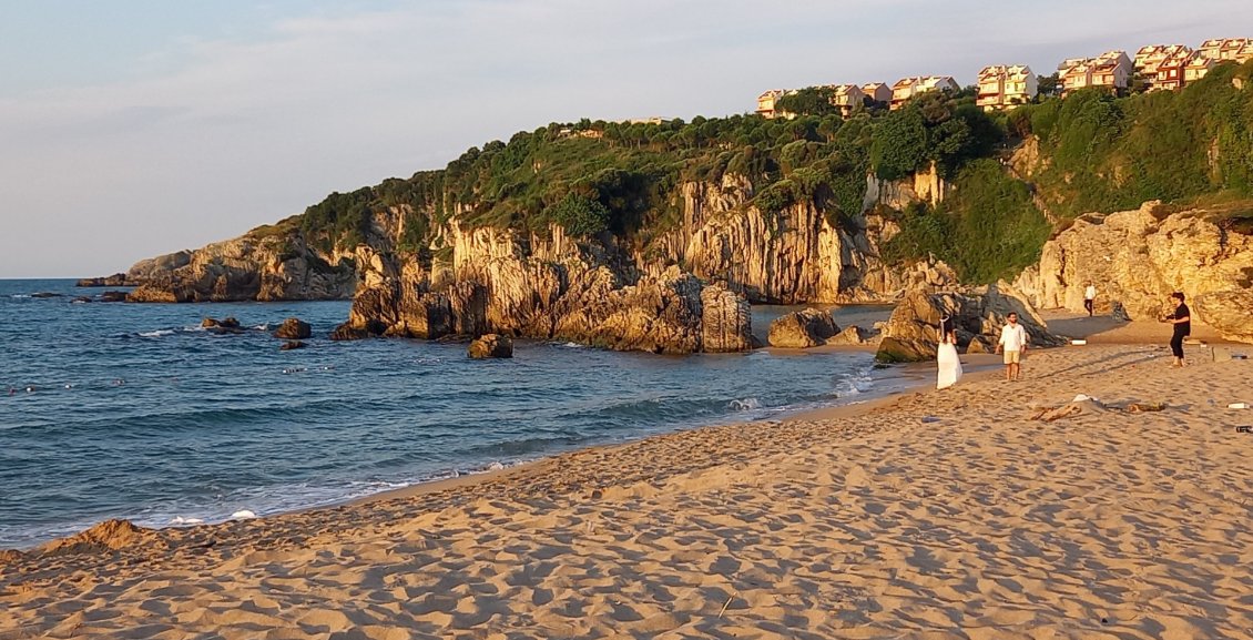 Sur cette rive de la mer Noire, les futurs maries se font prendre en photo