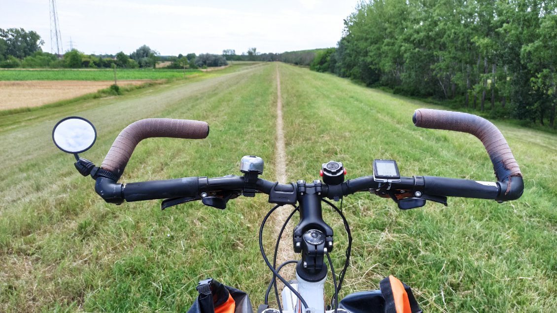 J32. Plus ça va, plus l'EuroVelo 6 rétrécit, mais ici elle a au moins le mérite d'exister à part entière sans emprunter une route circulée.