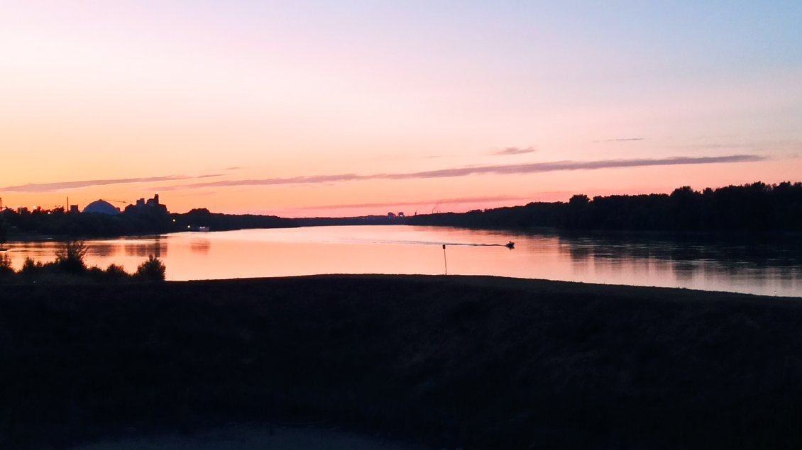 J32. En revanche le coucher de soleil sur le Danube est très beau.