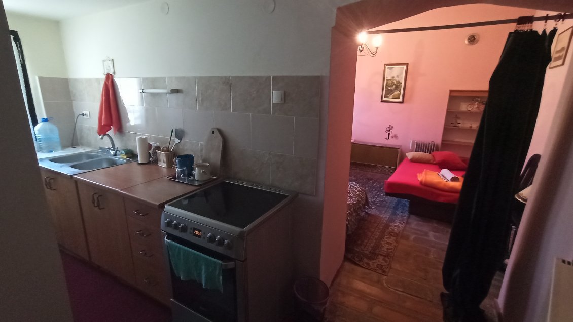 J34. J'ai loué cet appartement inoccupé dans le jardin d'un habitant pour 10€.