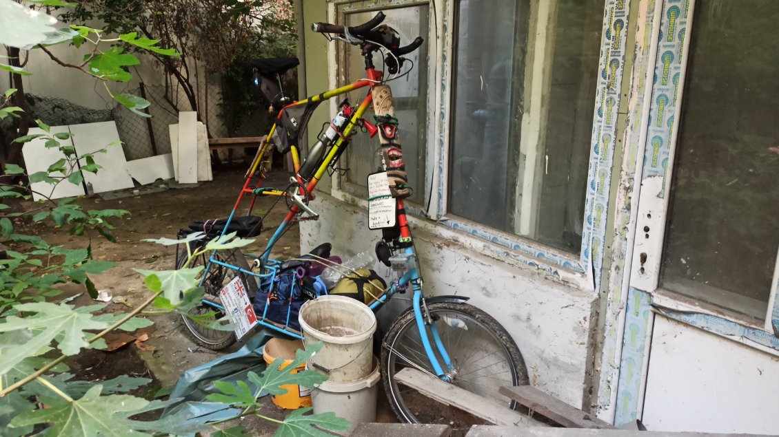 J37. Surprise je retrouve le vélo haut ("toll bike") dans la cour de l'hostel de Novi Sad. Il s'avère que c'est aussi un cyclo-voyageur et pas un local.
