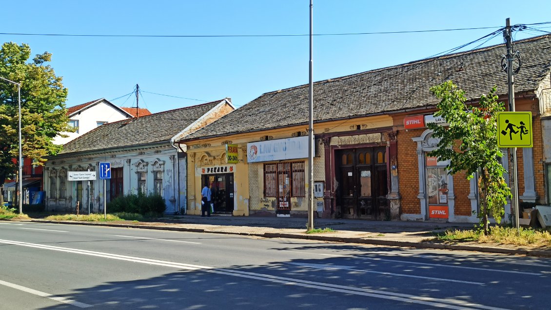 J37. À la sortie de Novi Sad il y a plusieurs bâtiments de plain pied avec des façades ornées de sculptures qui accueillent aujourd'hui logements et magasins.
